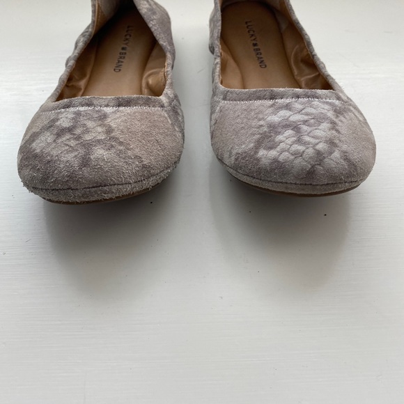 Lucky Brand Emmie Flat in Grout - Picture 9 of 9